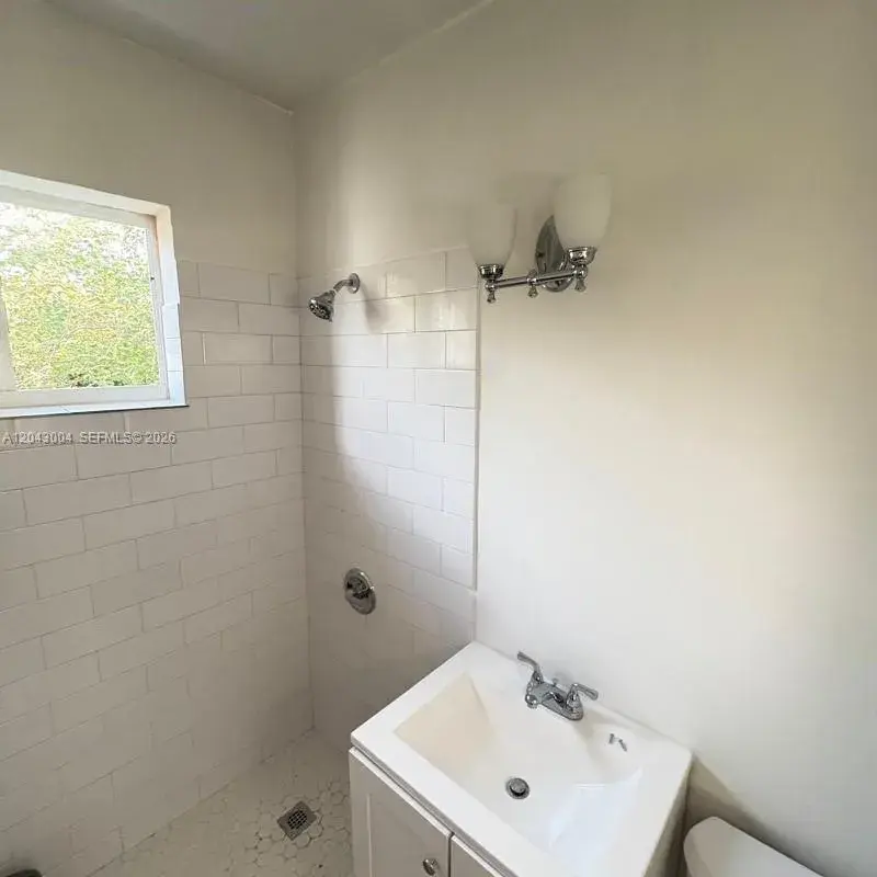 1000 Biarritz Dr # 3, Miami Beach FL 33141