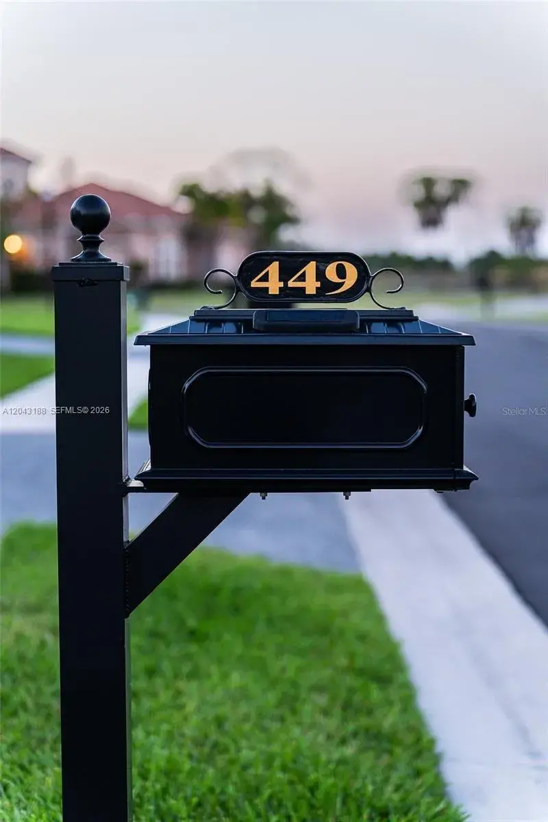 449 SE Fascino Cir, Port St. Lucie FL 34984