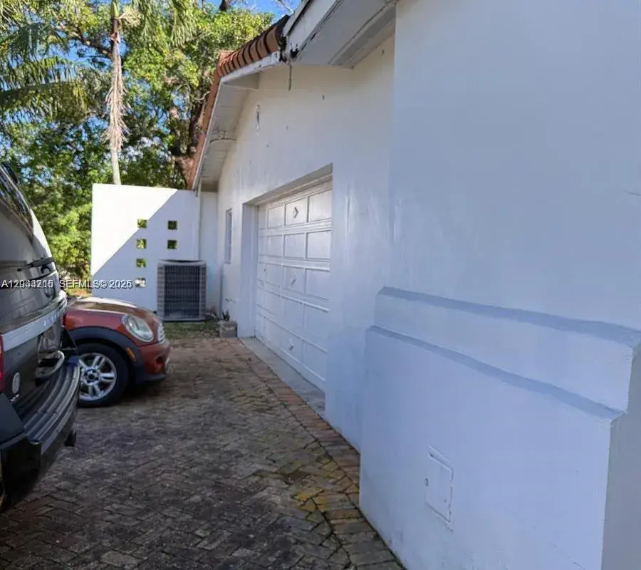 5600 SW 74th Ct, Miami FL 33143