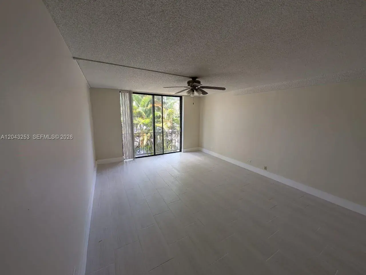 3680 Inverrary Dr # 2M, Lauderhill FL 33319
