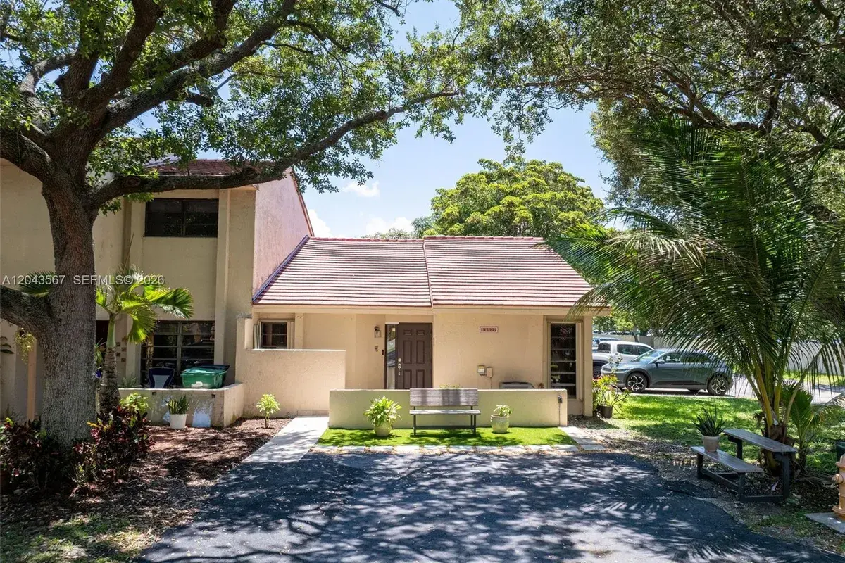 11527 SW 90th St, Miami FL 33176