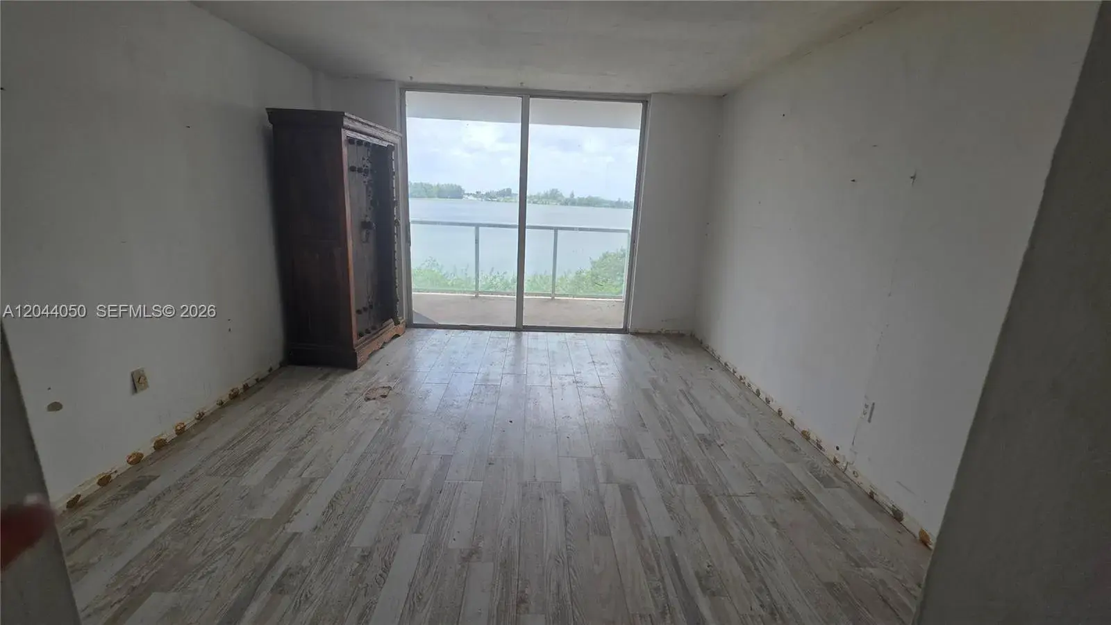 1 bedroom 2 bath Residential for sale at 1301 NE Miami Gardens Dr # 322W, Miami FL 33179