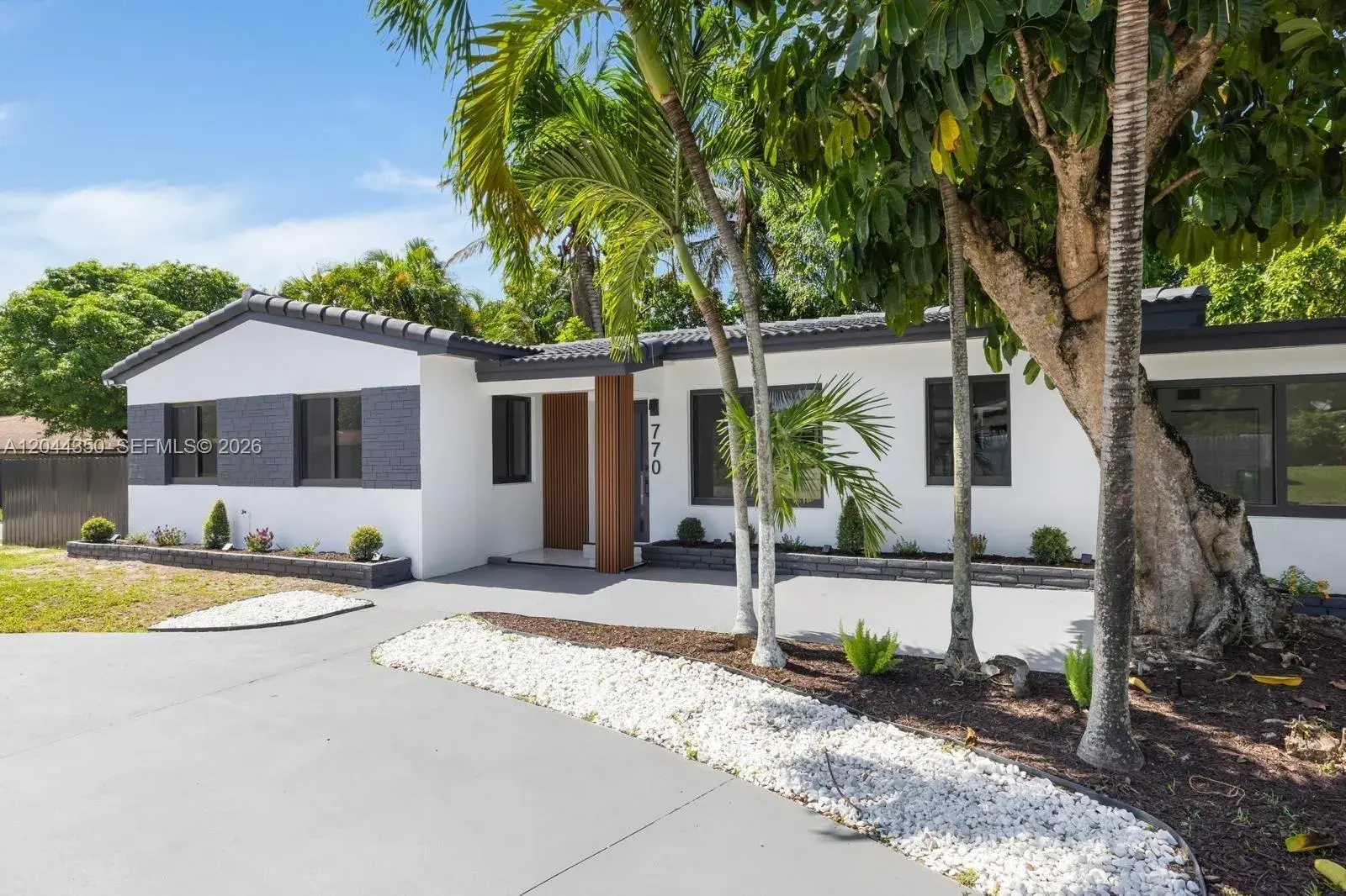 770 NE 160th St, Miami FL 33162