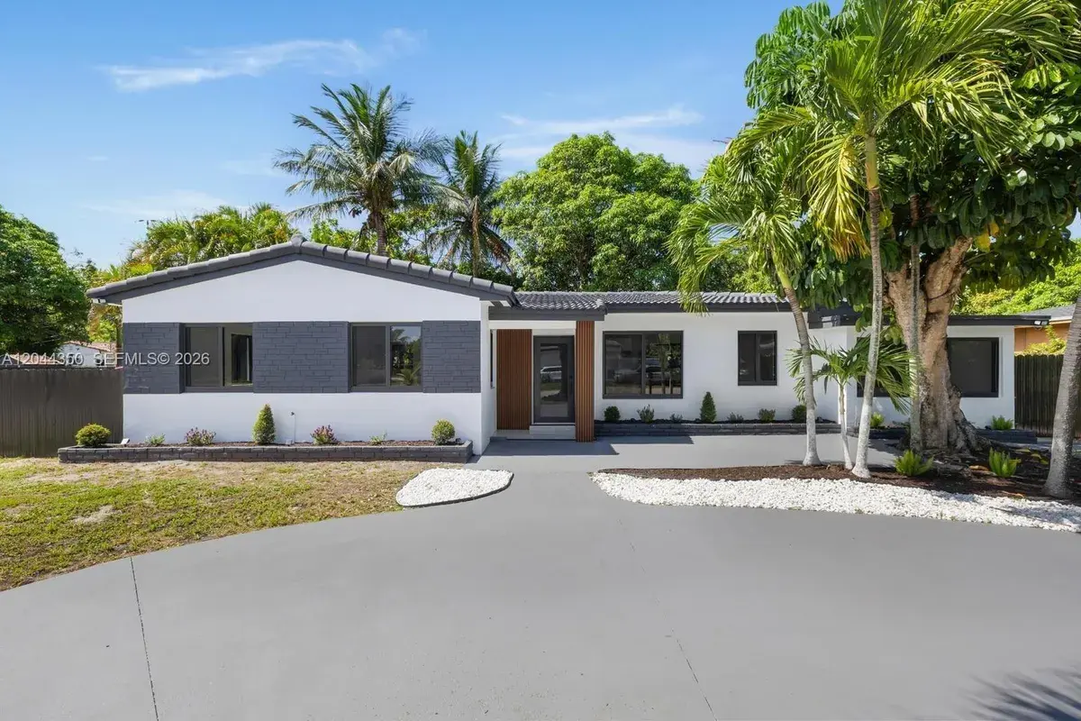 770 NE 160th St, Miami FL 33162