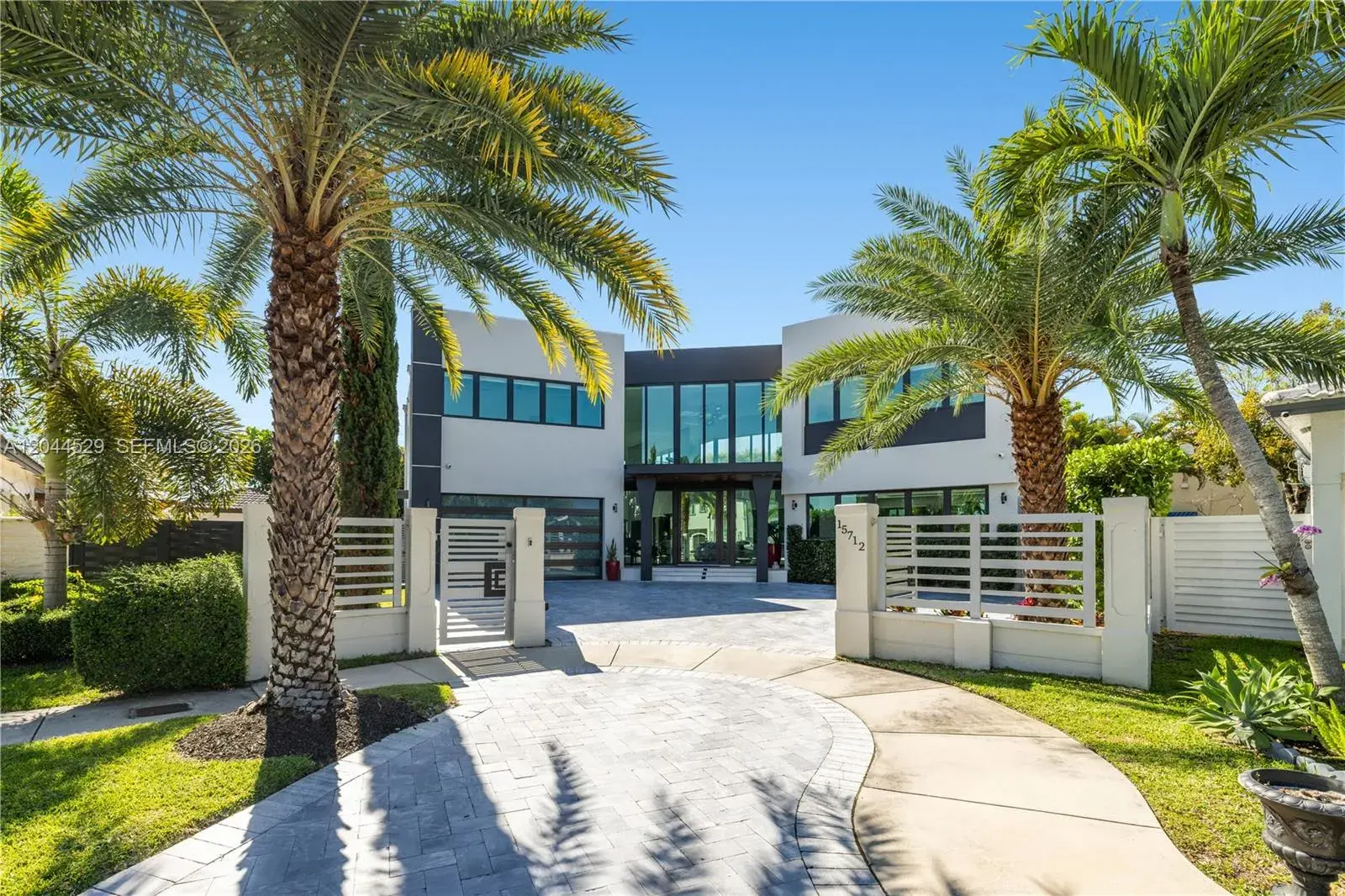 6 bedroom 4 bath for sale at 15712 SW 69th Ln, Miami FL 33193
