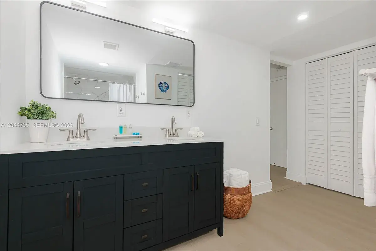 445 NE 195th St # 326, Miami FL 33179