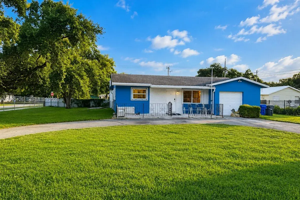 6145 Hayes St, Hollywood FL 33024