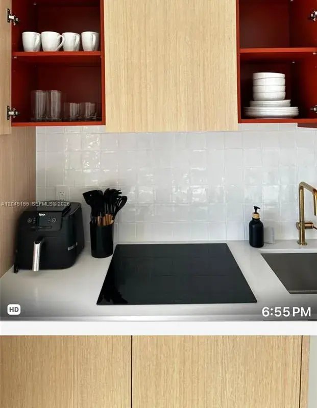 90 NE 32 # 819, Miami FL 33137