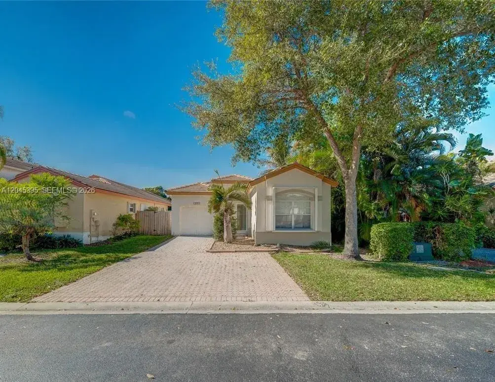 3 bedroom 2 bath for sale at 2924 NW 99th Pl, Doral FL 33172