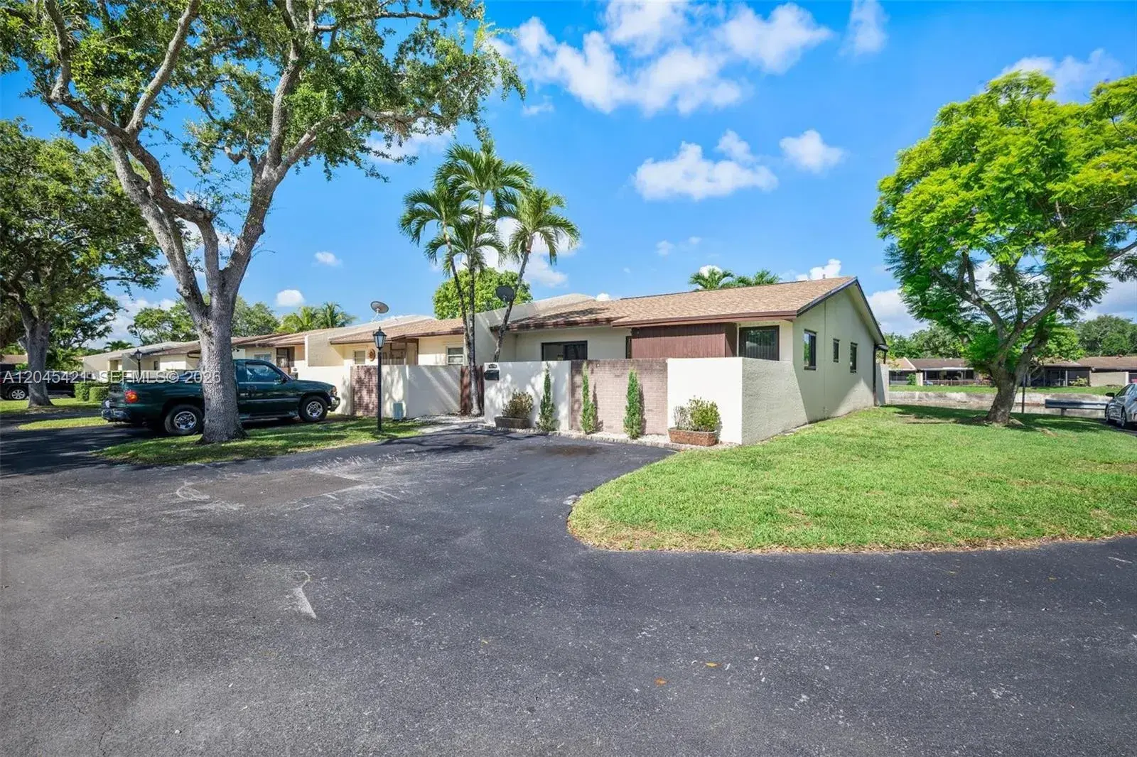 13776 Kendale Lakes Dr, Miami FL 33183