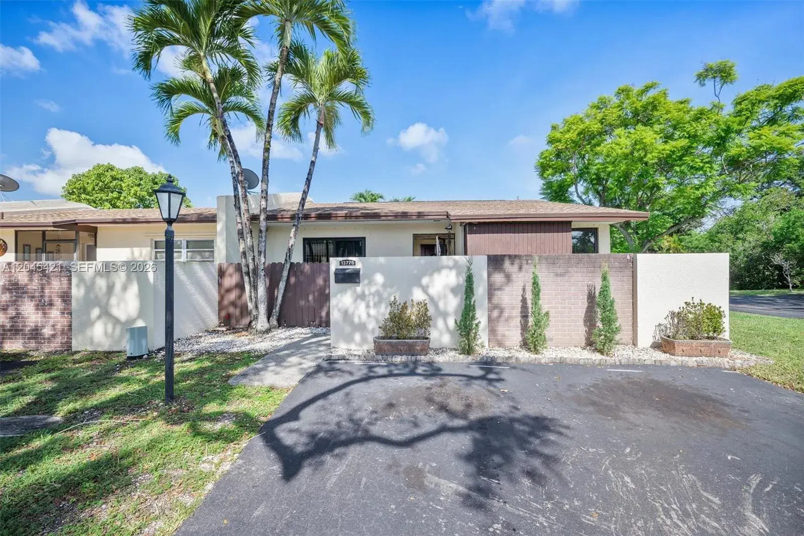 13776 Kendale Lakes Dr, Miami FL 33183