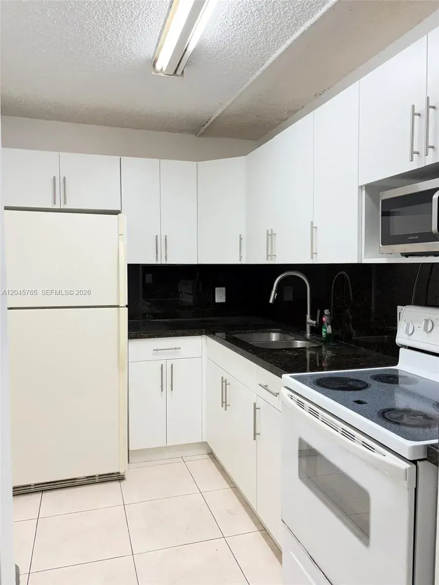 8411 NW 8th St # 206, Miami FL 33126