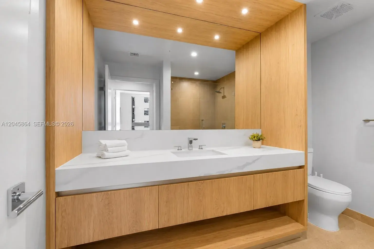 1 bedroom 1 bath for rent at 11 NE 6th St # 1712, Miami FL 33132
