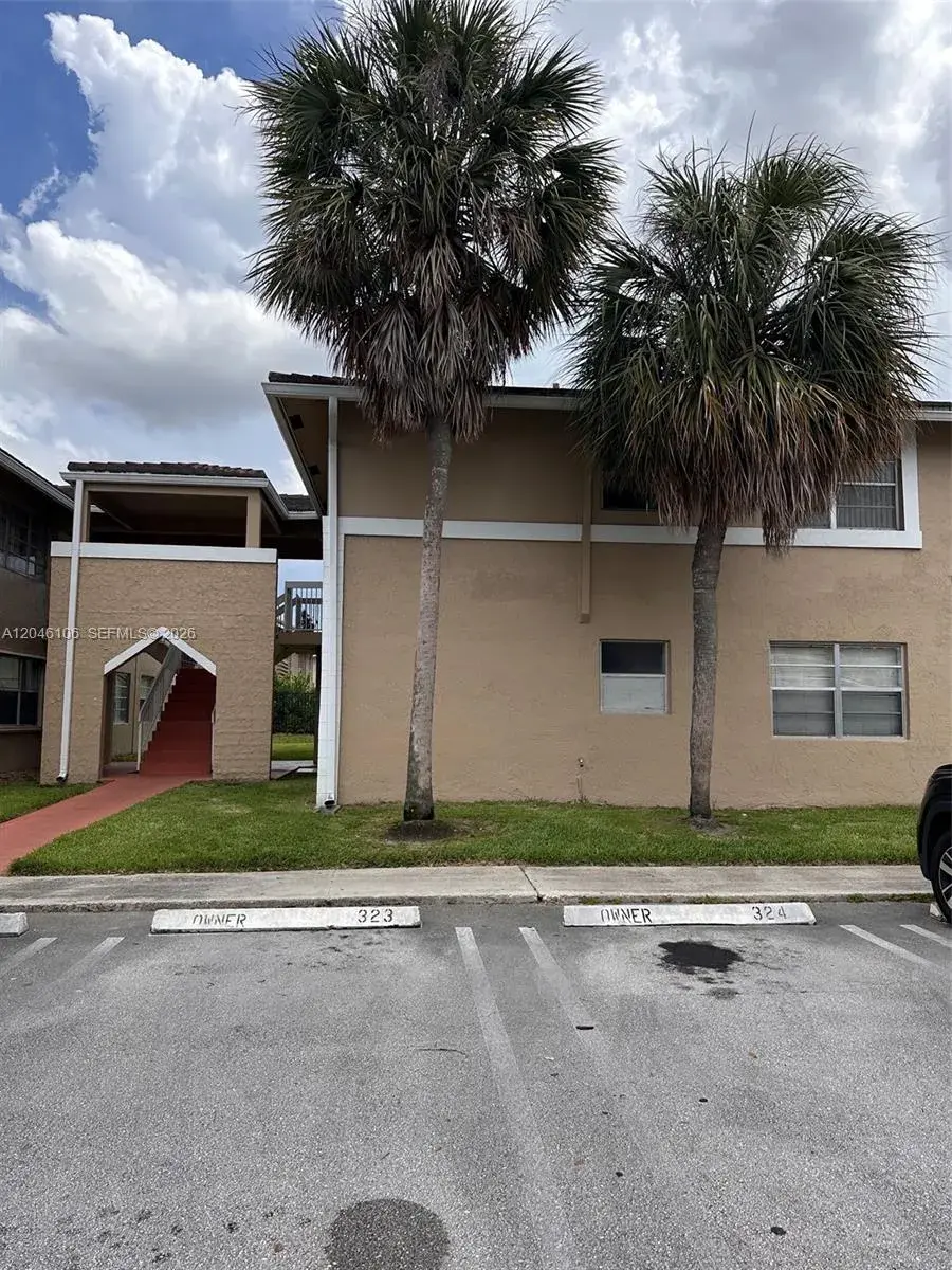 9976 Twin Lakes Dr, Coral Springs FL 33071