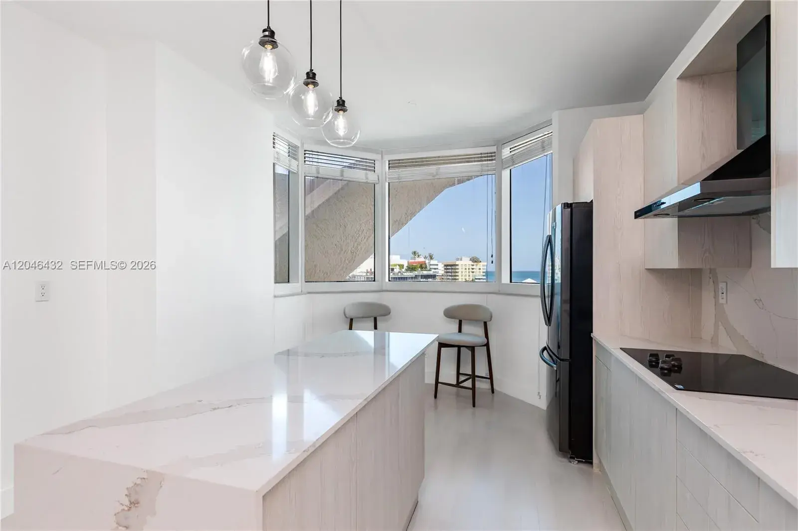 300 S Pointe Dr # 907, Miami Beach FL 33139