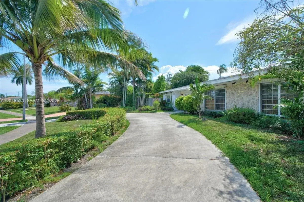 9841 SW 157th Ter, Miami FL 33157