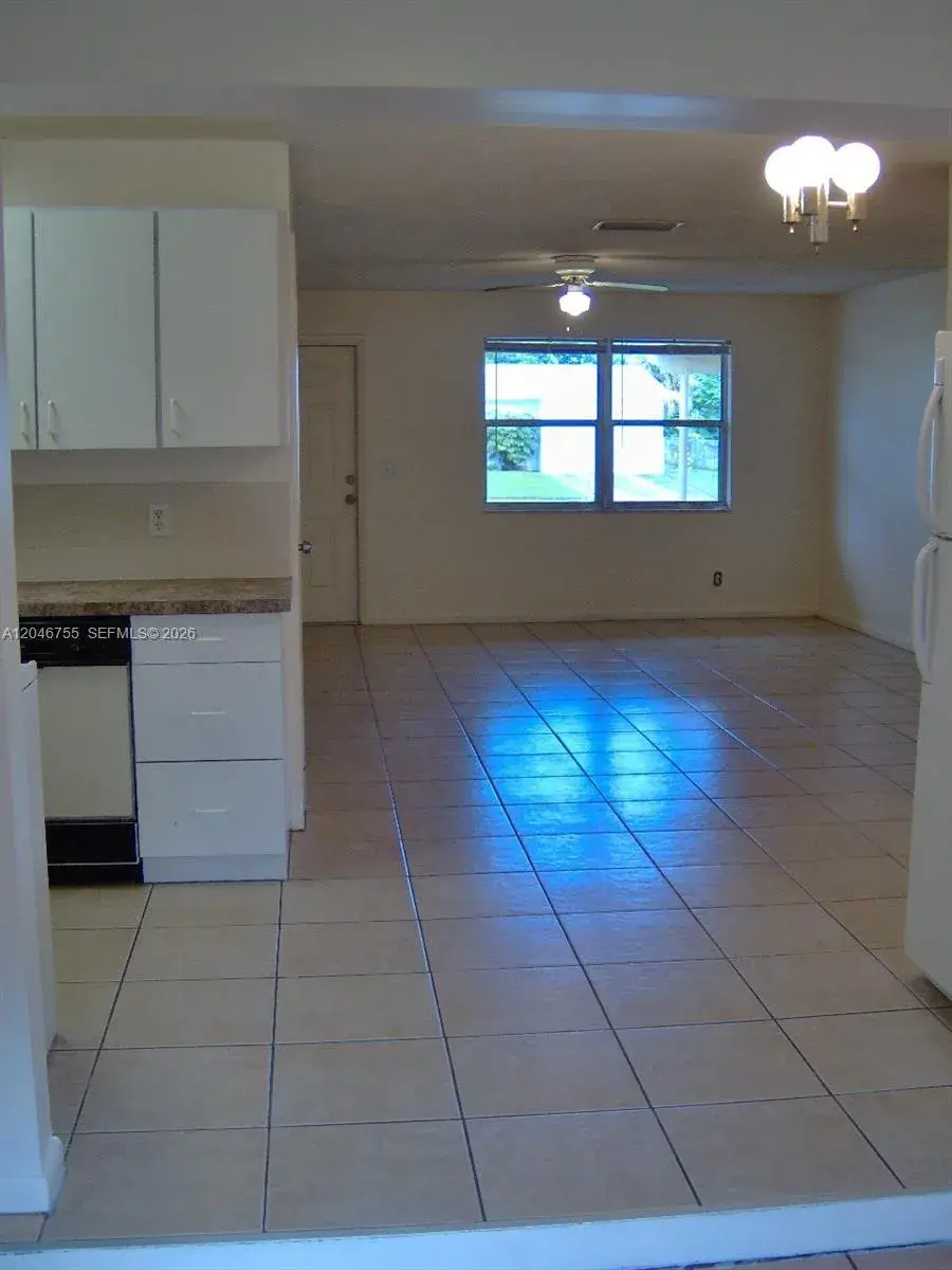 12096 Dolphin Dr, Palm Beach Gardens FL 33410