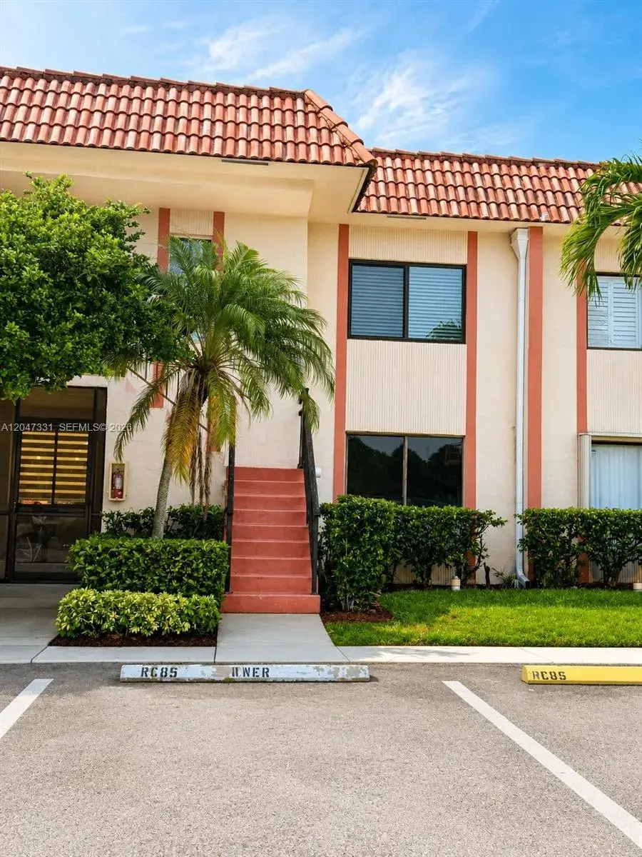 2 bedroom 2 bath for sale at 331 Lakeview Dr # 203, Weston FL 33326