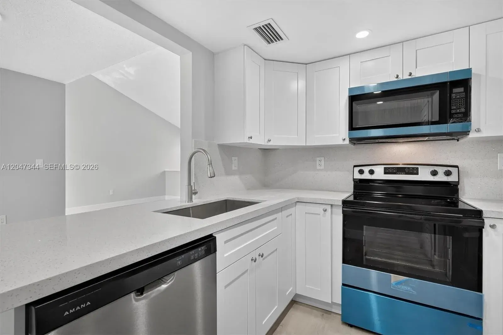 2 bedroom 2 bath Residential for sale at 10080 NW 9th St Cir # 204, Miami FL 33172