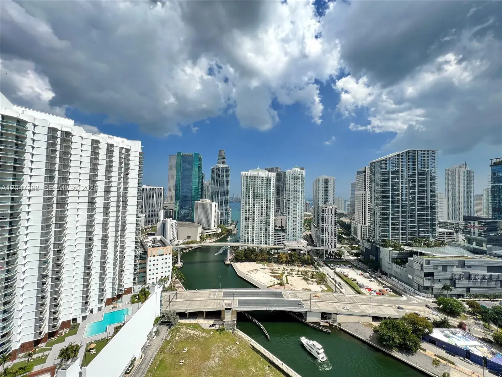 2 bedroom 2 bath Residential Lease for rent at 92 SW 3rd St # 3310, Miami FL 33130
