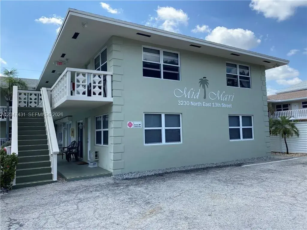 1 bedroom 1 bath for sale at 3230 NE 13th St # 2, Pompano Beach FL 33062