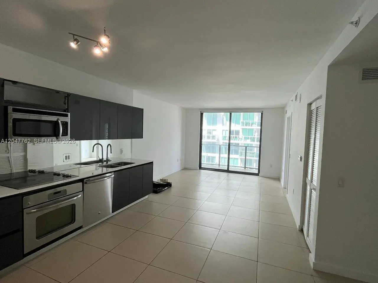 1 bedroom 1 bath Residential Lease for rent at 31 SE 6th St # 1004, Miami FL 33131