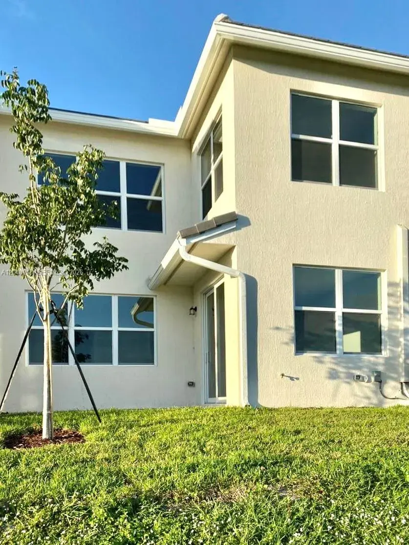 3 bedroom 2 bath for rent at 4984 Greenway Dr, Hollywood FL 33021