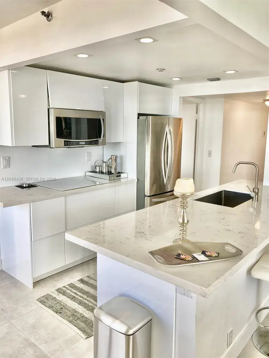 2555 Collins Ave, Miami Beach FL 33140