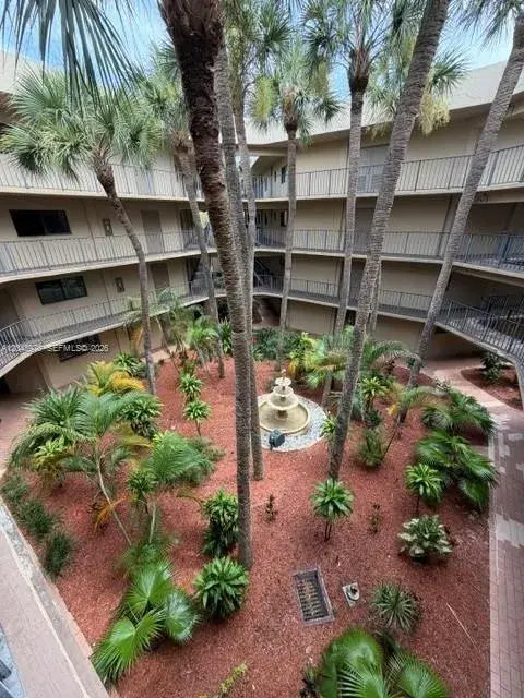 8635 NW 8th St # 303, Miami FL 33126