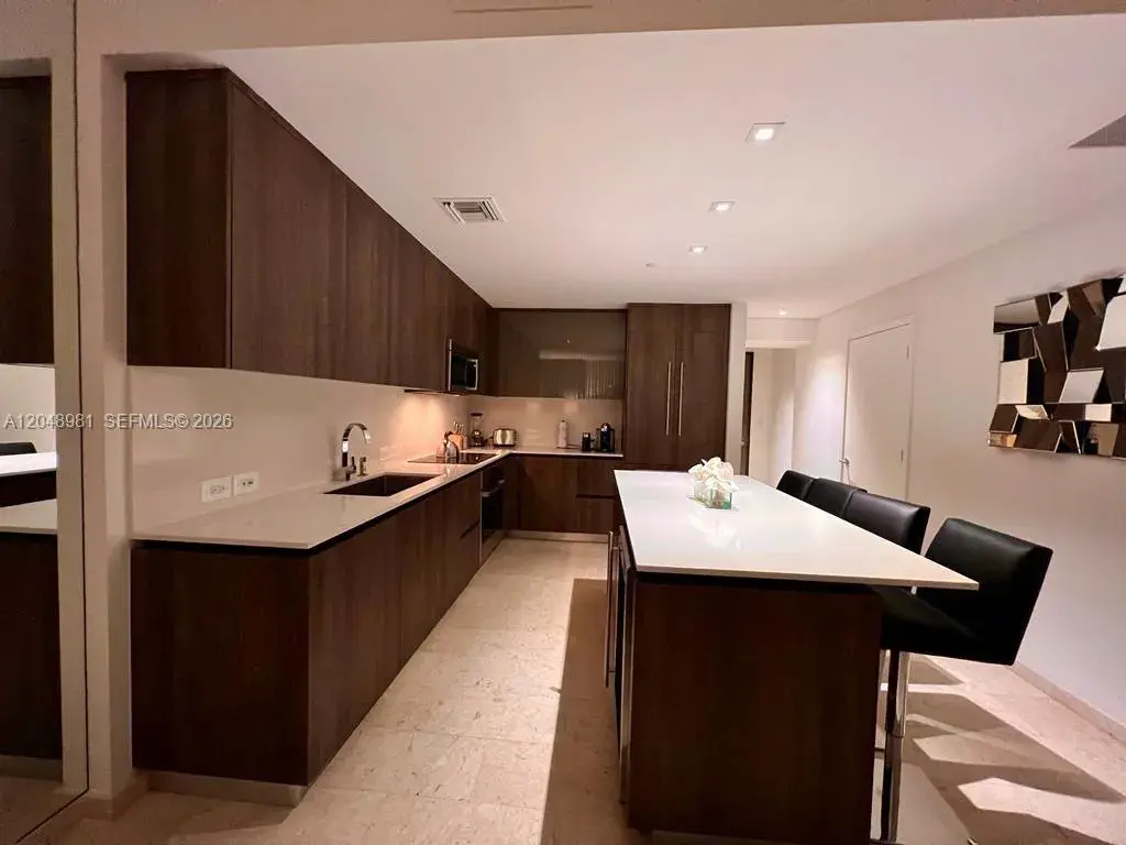 88 SW 7th St # 808, Miami FL 33130