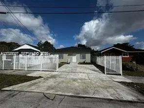 1717 NW 70th St, Miami FL 33147