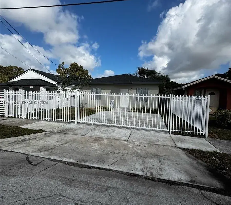 1717 NW 70th St, Miami FL 33147