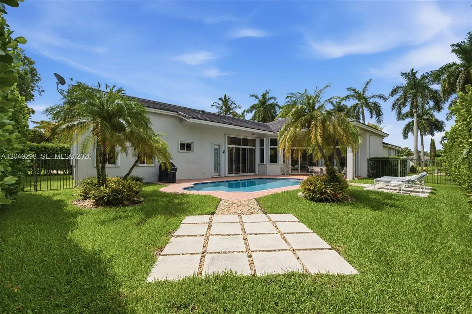2542 Eagle Run Dr, Weston FL 33327