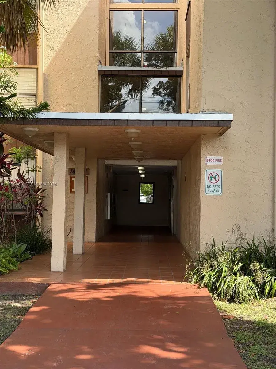 1 bedroom 1 bath Residential for sale at 14421 N Kendall Dr # 412M, Miami FL 33186