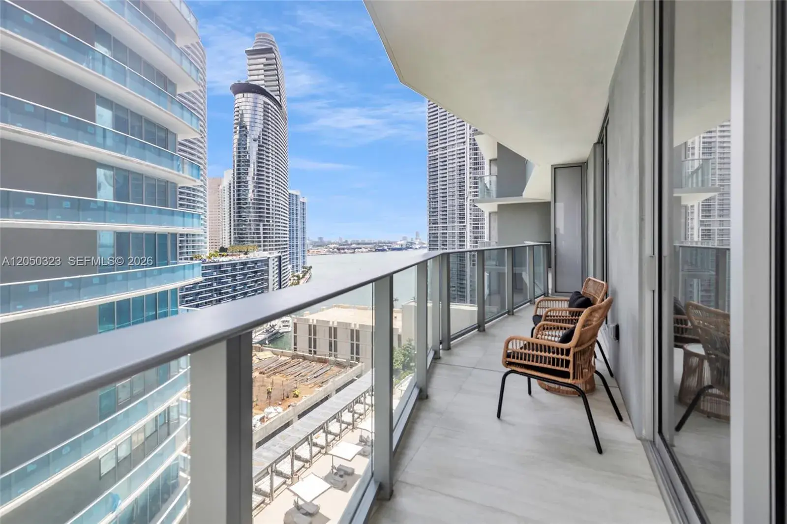 2 bedroom 2 bath Residential Lease for rent at 77 SE 5TH ST # 2006, Miami FL 33131