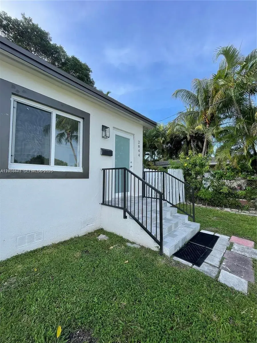 1 bedroom 1 bath Residential Lease for rent at 2856 SW 37th Ave # 2856, Miami FL 33133