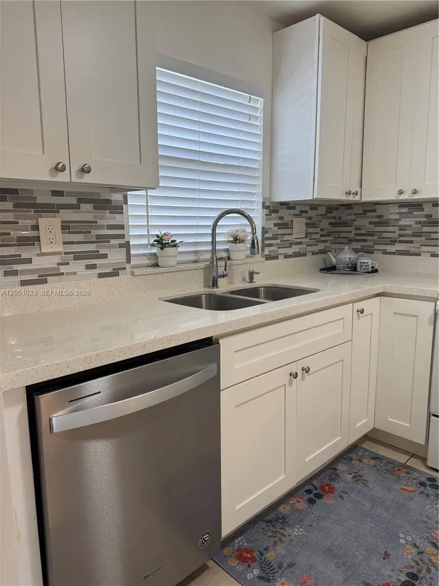 9540 Sunrise Lakes Blvd # 208, Sunrise FL 33322