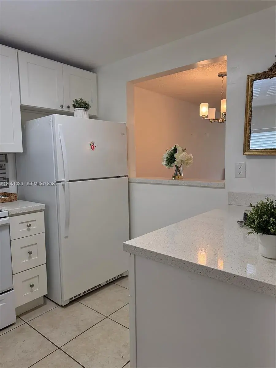 9540 Sunrise Lakes Blvd # 208, Sunrise FL 33322