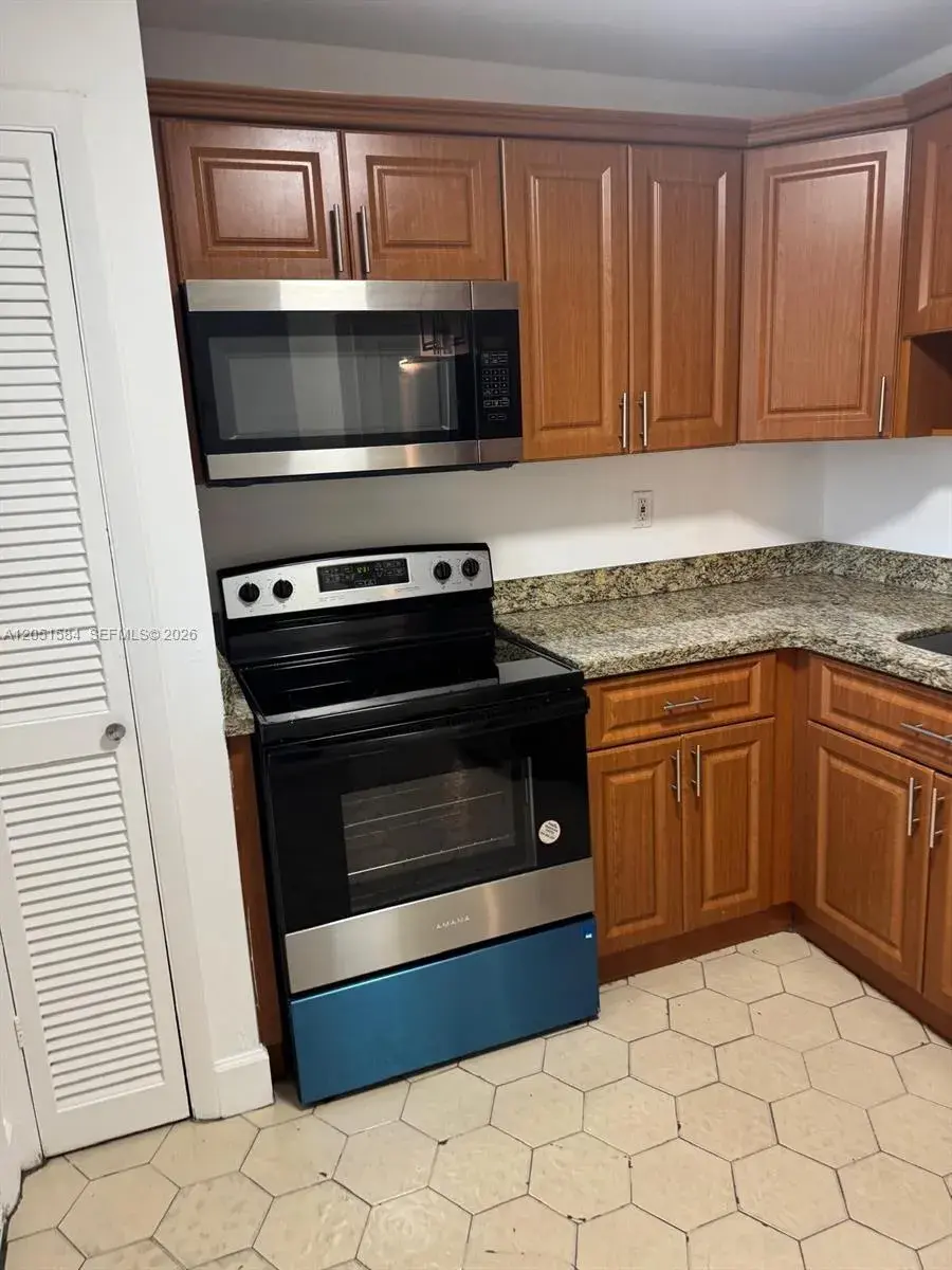 1401 NE 191st St # D108, Miami FL 33179