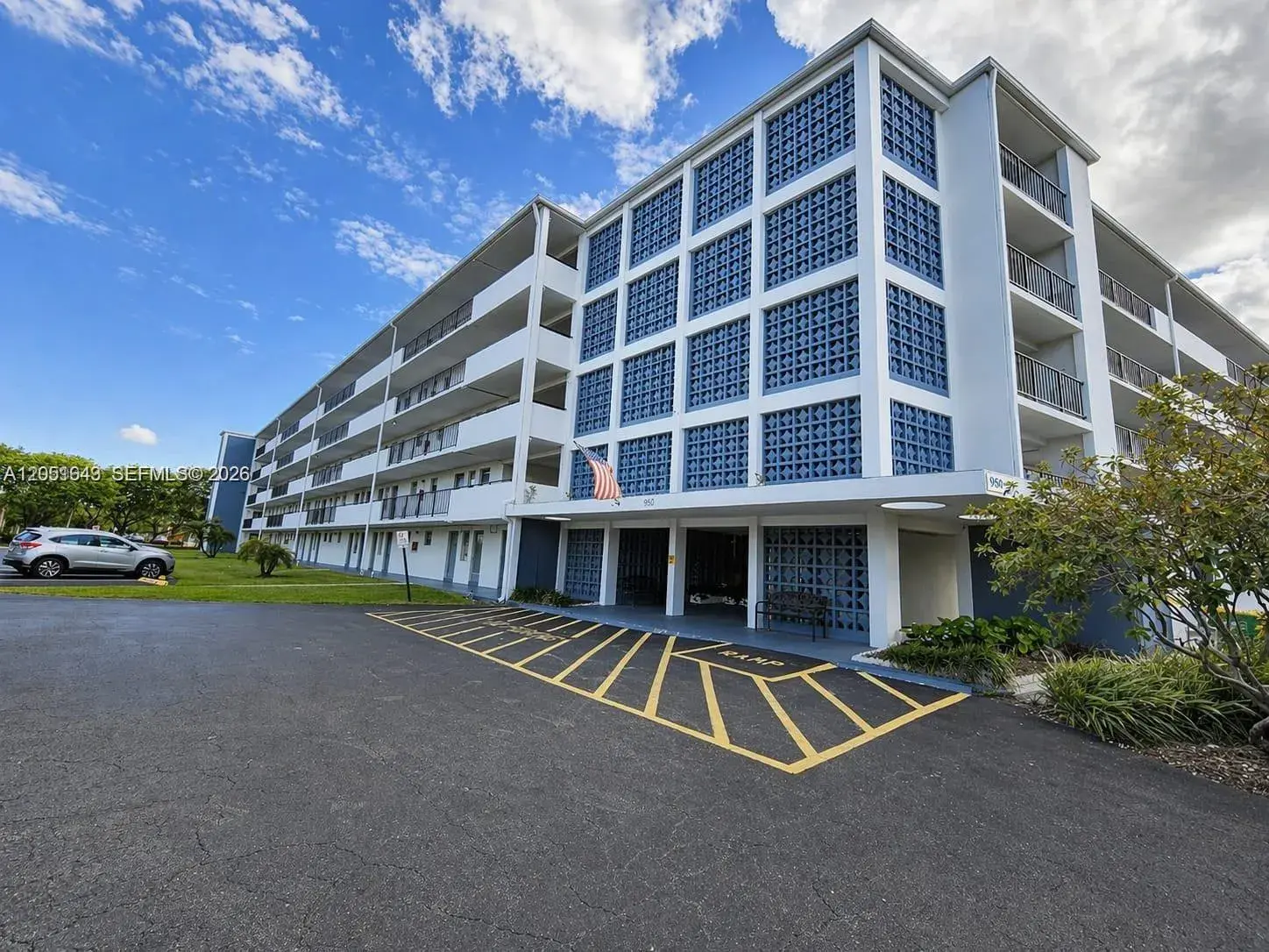 950 Hillcrest Dr # 102, Hollywood FL 33021