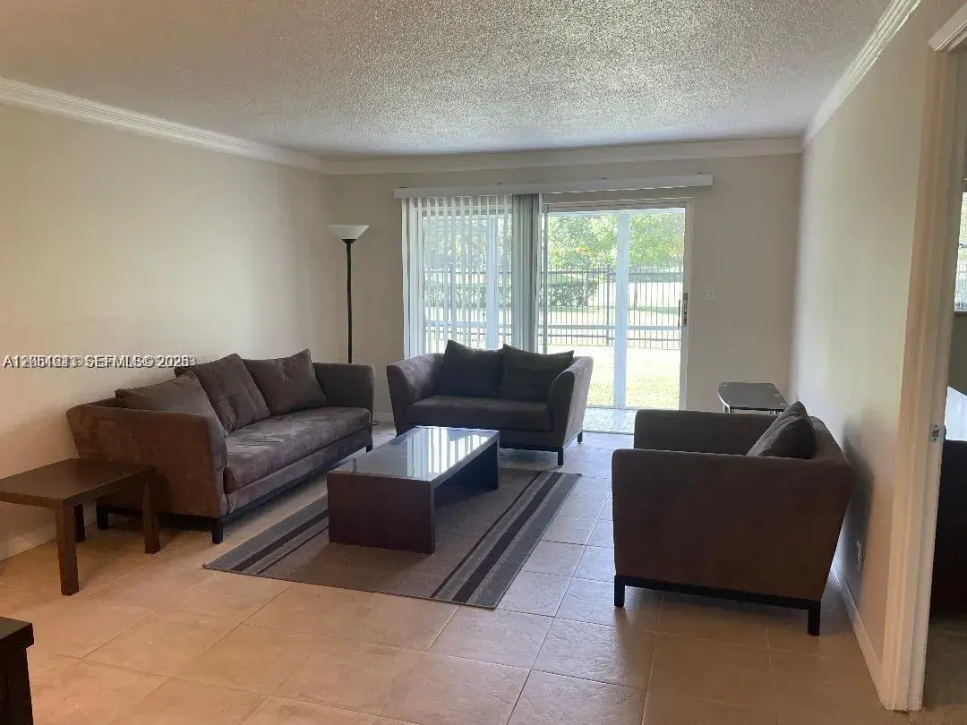 950 Hillcrest Dr # 102, Hollywood FL 33021