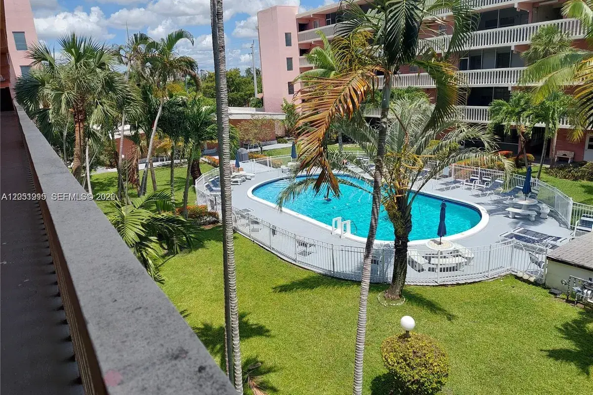 180 12 # 15c, Hallandale Beach FL 33009