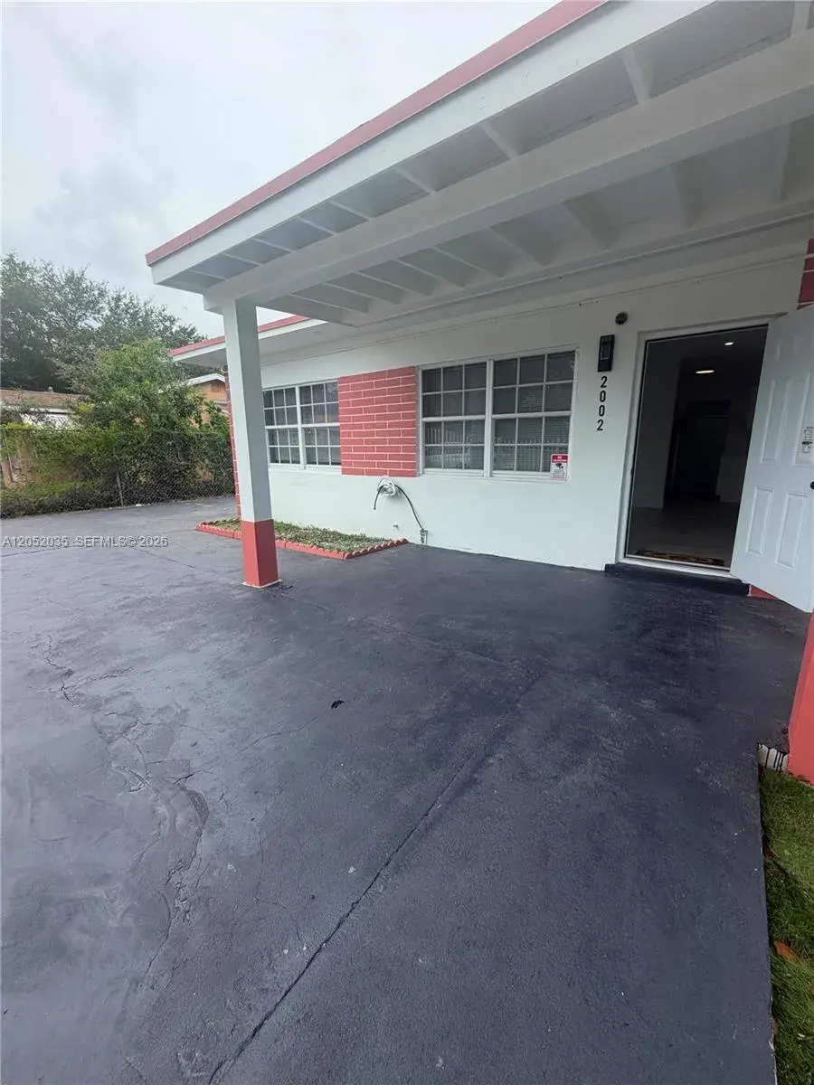 2002 NW 87th St, Miami FL 33147