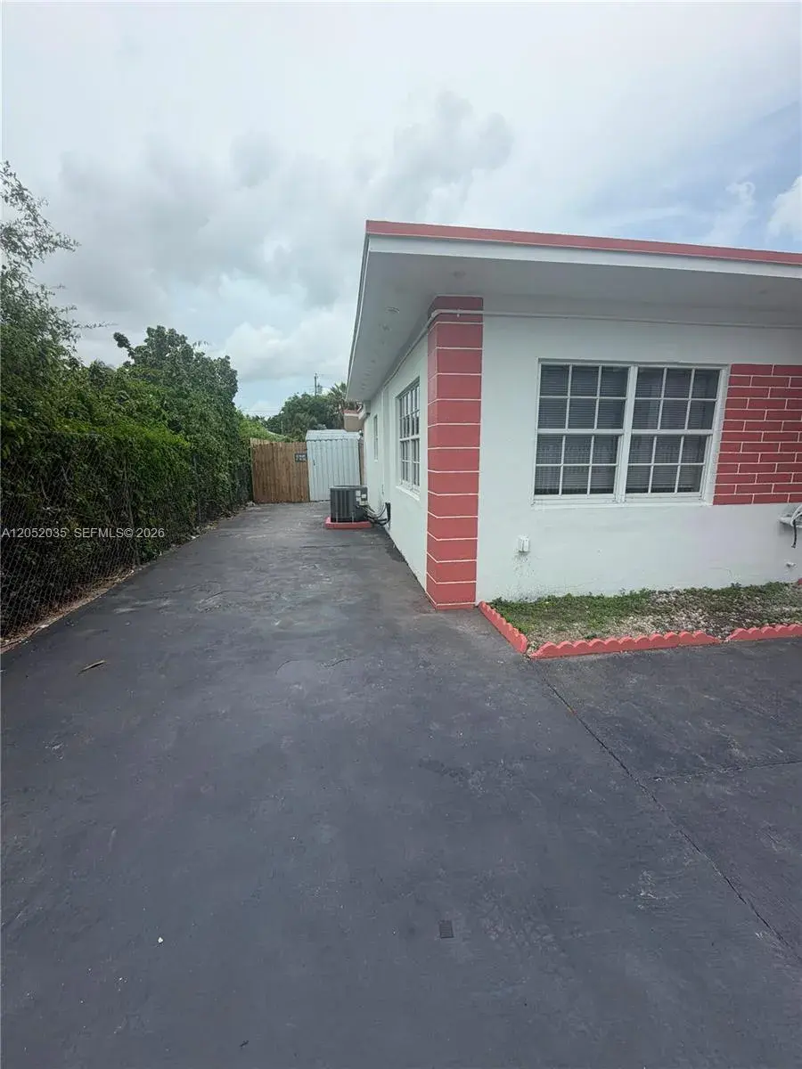 2002 NW 87th St, Miami FL 33147