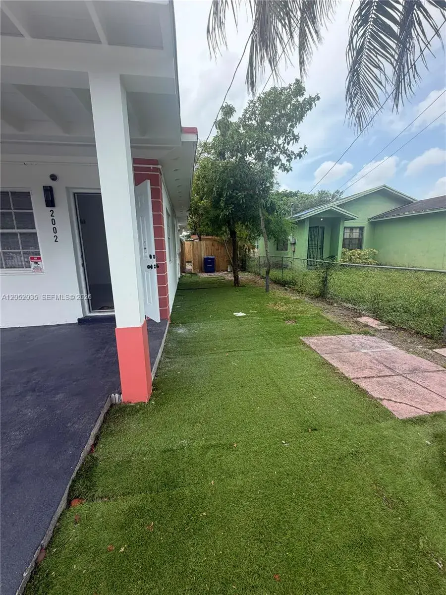 2002 NW 87th St, Miami FL 33147