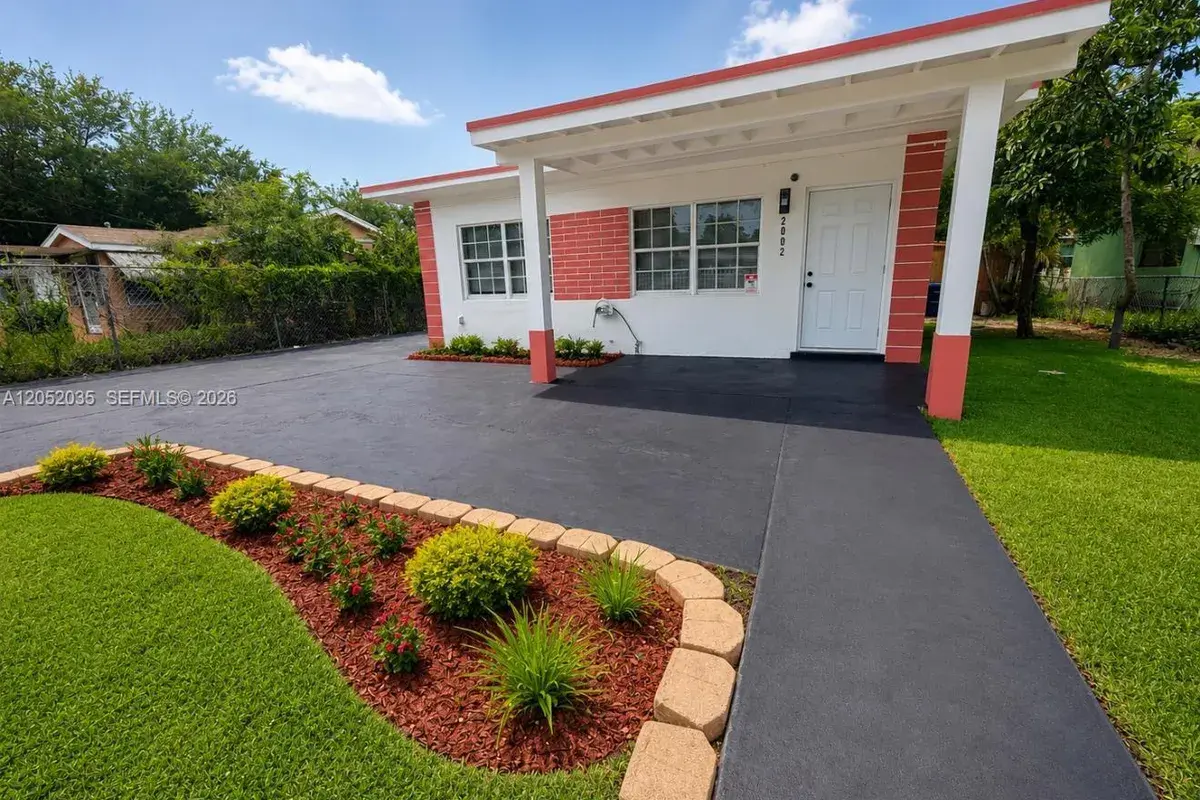 2002 NW 87th St, Miami FL 33147
