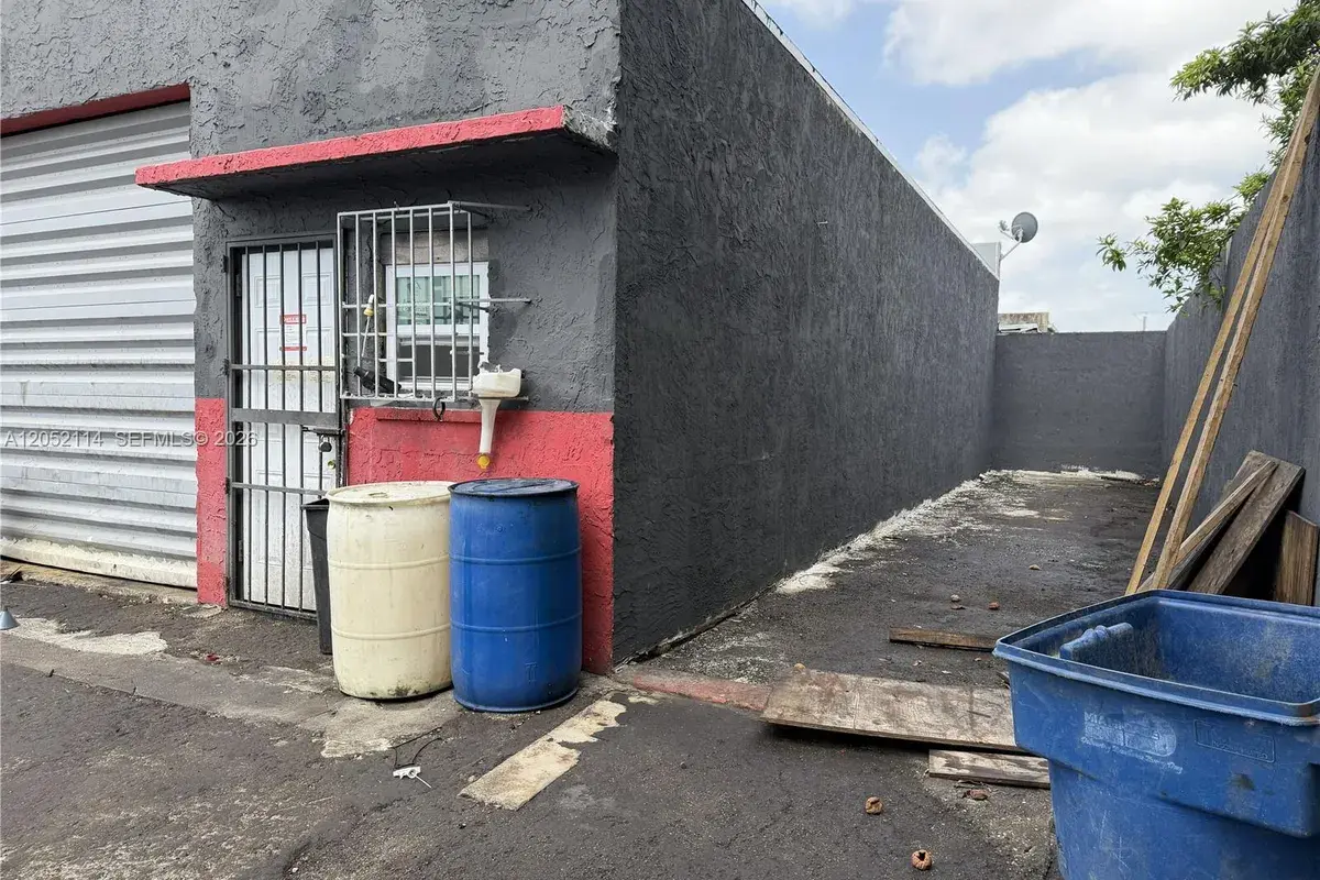 2563 NW 23rd St, Miami FL 33142