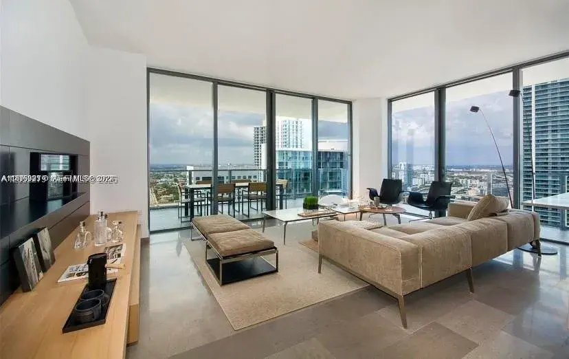 3 bedroom 3 bath Residential Lease for rent at 88 SW 7th St # 2712, Miami FL 33130