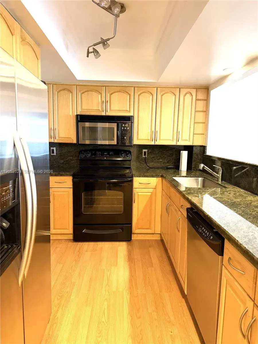 3800 N Hills Dr # 401, Hollywood FL 33021
