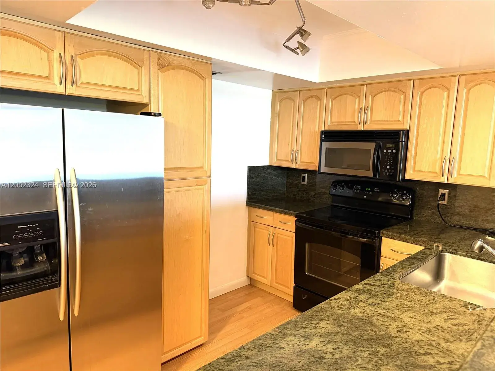 3800 N Hills Dr # 401, Hollywood FL 33021